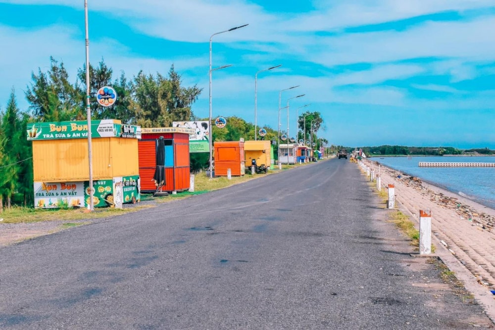 Các hàng quán ăn vặt ven biển